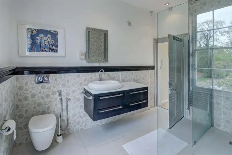 Lingwood Hall bathroom